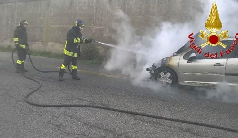 Auto in fiamme fra Vibo e Sant’Onofrio, intervengono i vigili del fuoco