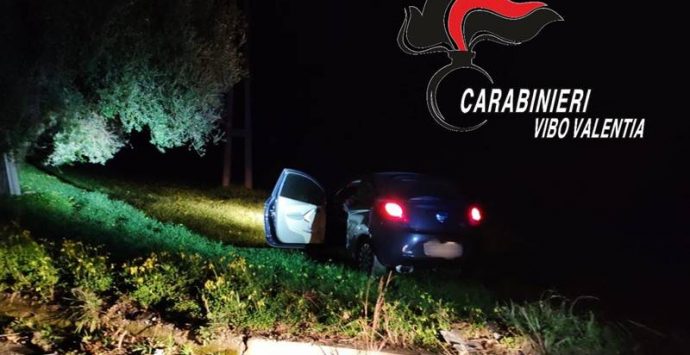 Ruba un’auto a Pizzo ma per sfuggire ai carabinieri finisce fuori strada – Foto