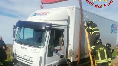 Autocarro incastrato nel Vibonese soccorso dai vigili del fuoco