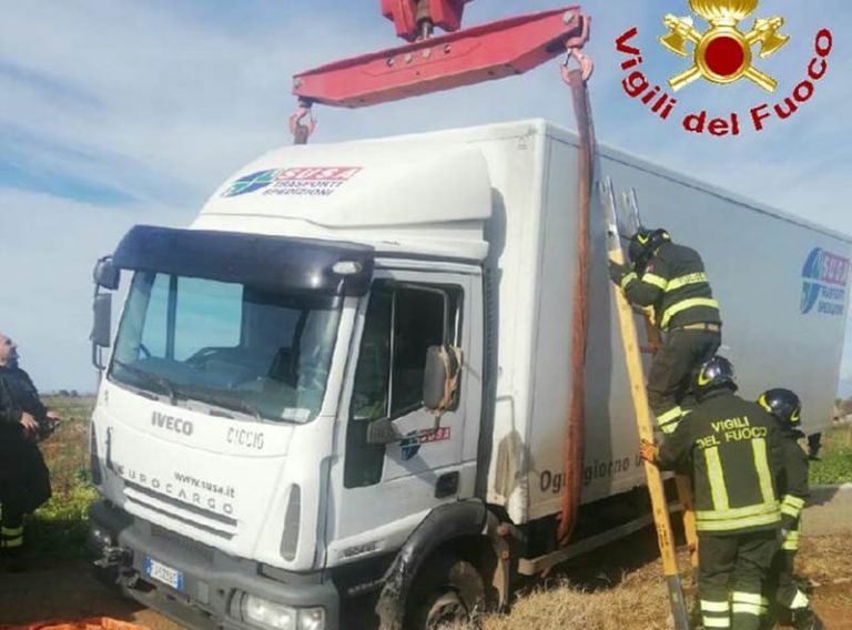 Autocarro incastrato nel Vibonese soccorso dai vigili del fuoco