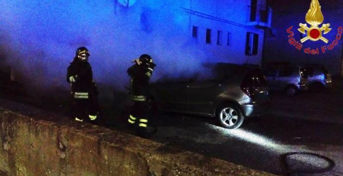 Auto in fiamme a Vibo Valentia, sul posto i vigili del fuoco
