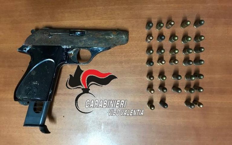 Pistola clandestina in un capanno, arrestati padre e figlio a Nicotera