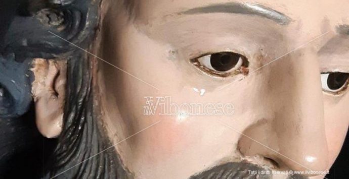 “Lacrime” sulla statua di San Francesco a Pannaconi, la diocesi: «Semplice reazione chimica»