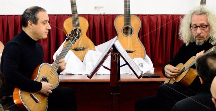 Musica ottocentesca, “The early guitar duo” incanta il pubblico di Nicotera – Video