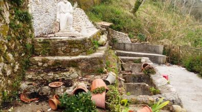 Vandali in azione a Vena: distrutta parte della statua di San Leoluca