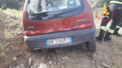 Anziano finisce con l’auto in un dirupo, salvato da Vigili del fuoco e carabinieri