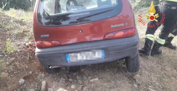 Anziano finisce con l’auto in un dirupo, salvato da Vigili del fuoco e carabinieri