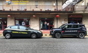 Controlli nei negozi cinesi, maxi sequestro di carabinieri e finanza