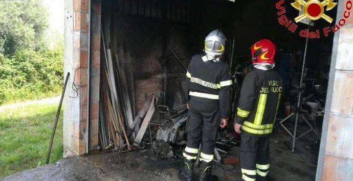 Incendio a Triparni, intervento dei vigili del fuoco