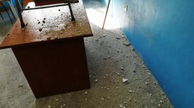 Intonaco del soffitto caduto a scuola a Mileto, nessuna perdita dalla rete idrica