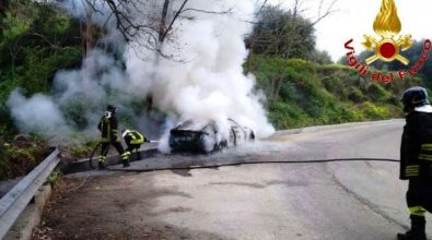 Auto in fiamme a Nicotera, intervento dei Vigili del fuoco