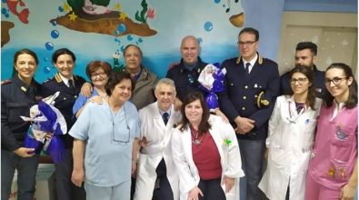 Vibo, i poliziotti donano uova di Pasqua ai bambini dell’ospedale