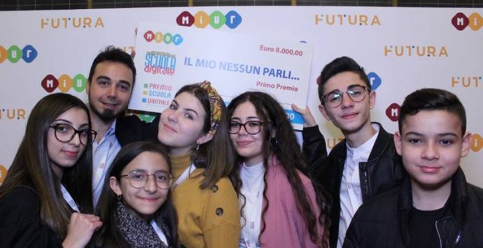 L’Istituto comprensivo di Mileto vince il primo premio del concorso “Il mio Nessun parli…” – Video