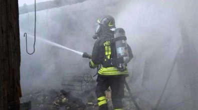 Incendio distrugge un magazzino agricolo a Stefanaconi