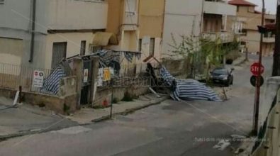 Paura a Tropea, crolla l’impalcatura di una scuola per il forte vento