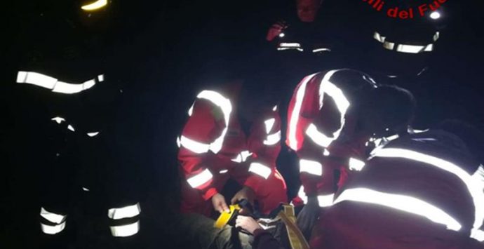 Anziano cade in un dirupo, salvato dai vigili del fuoco