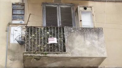 L’alloggio popolare è in vendita, dopo lo sfratto per Moudik arriva la beffa – Video