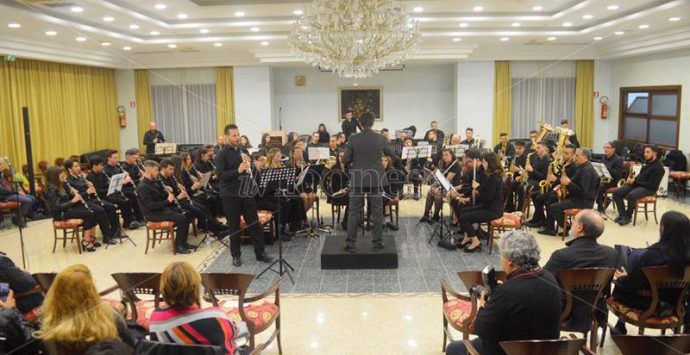 I tre anni dell’orchestra Tirrenium, applaudito concerto a Nicotera – Video