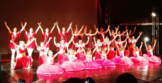 La danza anima il centro di Monterosso, successo per l’esibizione della “Giselle”