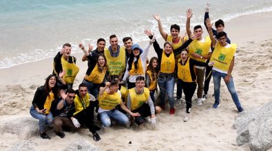 Tropea, gli studenti in spiaggia con Legambiente per un mondo plastic free – Video
