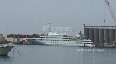 Il megayacht Lauren L fa il suo ingresso nel porto di Vibo Marina