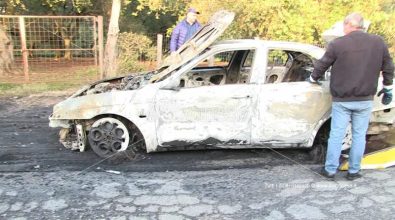 Auto va a fuoco dopo l’urto con una buca, salvo il conducente