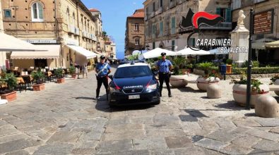 Fermato senza casco e assicurazione, minaccia i carabinieri: arrestato