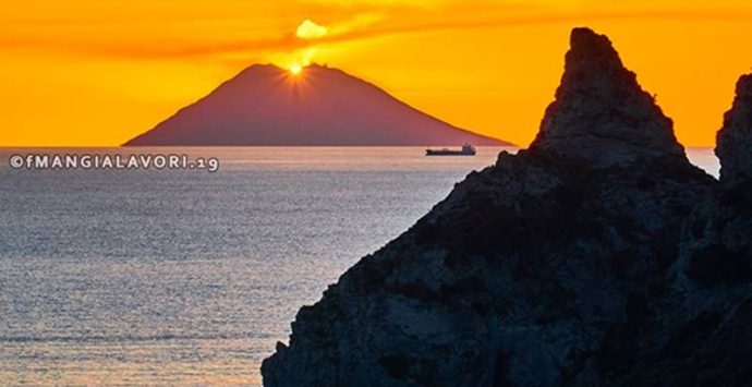 Lo spettacolare tramonto sullo Stromboli di Francesco Mangialavori trionfa al contest di “Ulisse”