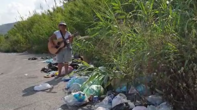 Lucia canta tra i rifiuti di Vibo. E la performance diventa subito virale – Video