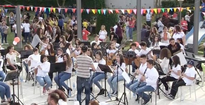 Scuole in festa a Stefanaconi, oltre mille bambini colorano il paese di allegria – Video