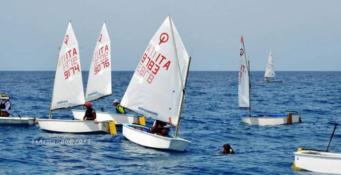 Tropea, i giovani velisti danno spettacolo davanti all’Isola – Video