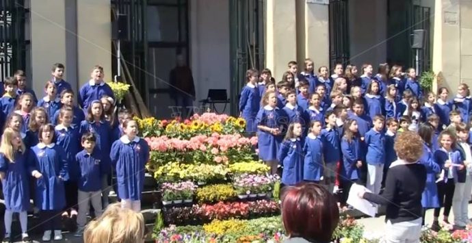 Vibo, la scuola Don Bosco colora con i fiori piazza Municipio – Video