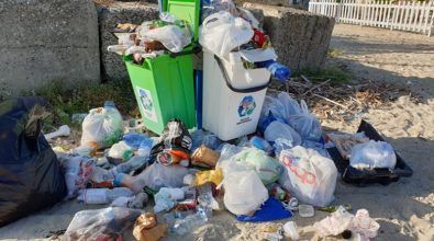 Elena e Lucia mantengono la promessa e ripuliscono la “spiaggia dei lordazzi” – Video