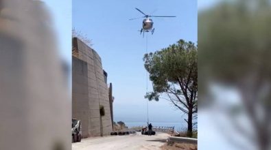 Strada del Mare chiusa, un elicottero per le reti paramassi – Video