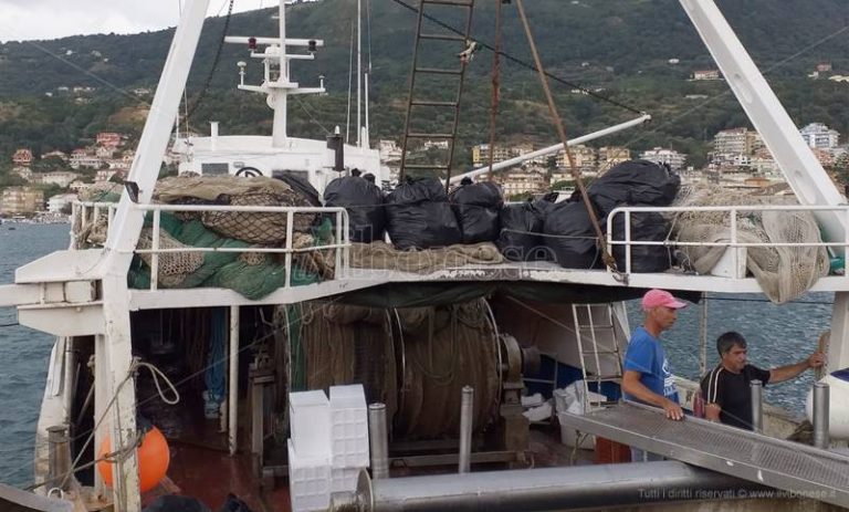 Plastica in mare, i pescatori di Vibo Marina la recuperano ma non possono sbarcarla – Video