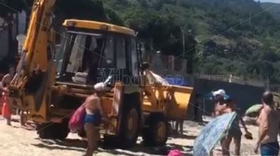 Scena surreale a Pizzo: ruspa attraversa la spiaggia in mezzo ai bagnanti – Video