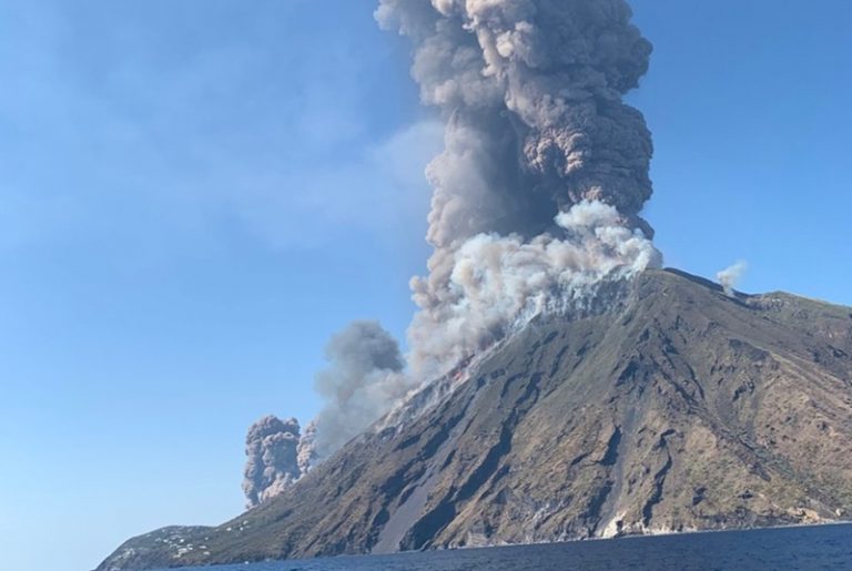 Esplosioni e colate di lava, Stromboli torna a fare paura – Foto