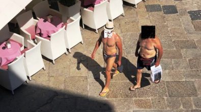 Tropea, multe salate a chi cammina in centro a torso nudo