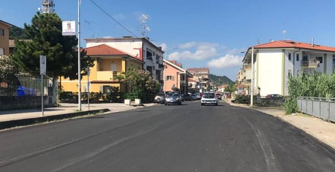 A Vibo Marina si rivede l’asfalto, il sindaco Limardo: «Lavoriamo senza sosta». Ma Costa la “gela”