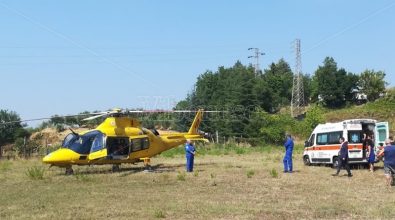 Motociclista cade sbattendo violentemente il capo, trasportato in elisoccorso a Catanzaro