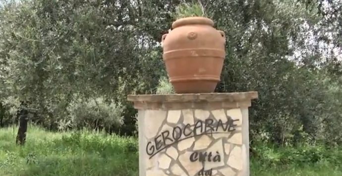 I preziosi di Gerardo Sacco incontrano l’arte dei maestri vasai di Gerocarne – Video