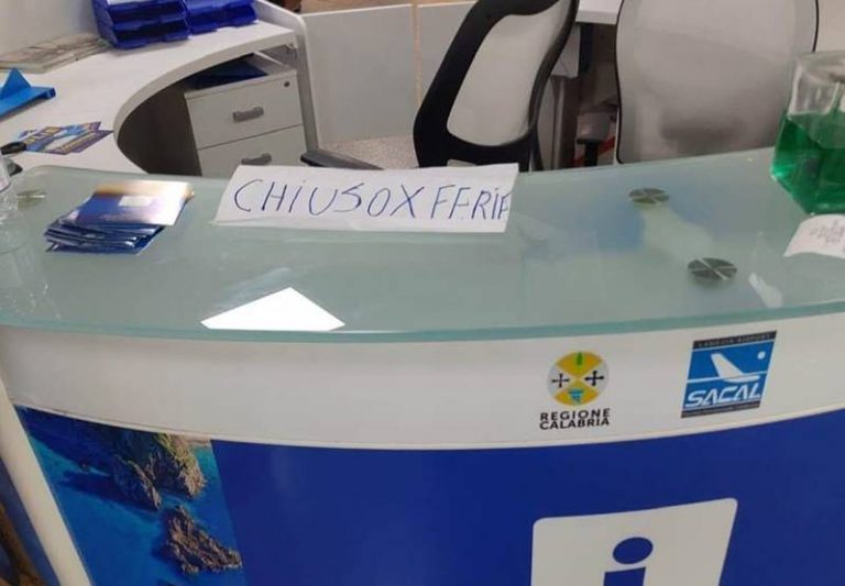 Infopoint chiuso per ferie in aeroporto, la foto fa il giro del web e imbarazza Sacal – Video