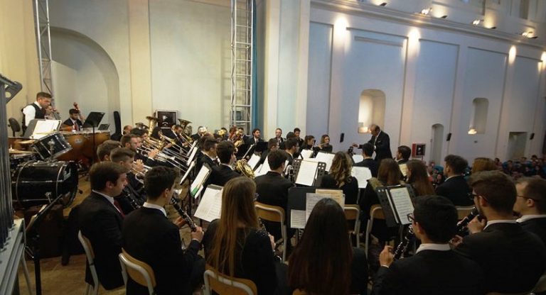 Grande serata a Serra con l’Orchestra di Fiati e l’associazione “Amici della musica”