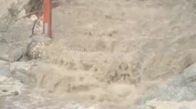 Parghelia, la burrasca trasforma la spiaggia del “Michelino” in un torrente – Video