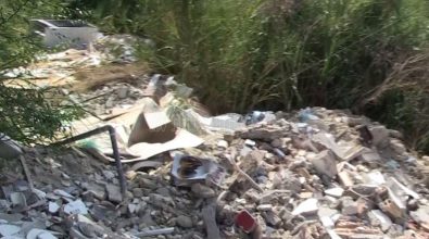 Il percorso della Littorina, lo spettacolo della natura violentato dalle discariche – Video