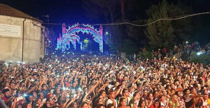 Bagno di folla a San Costantino per il concerto di Federica Carta e Shade