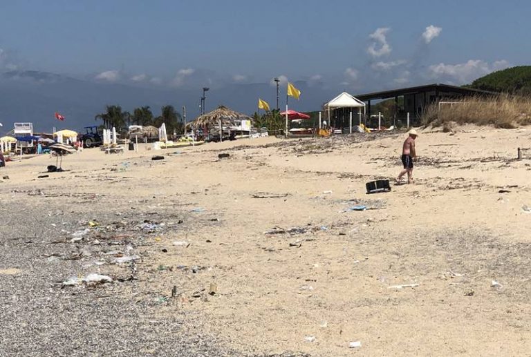 Tornano in vacanza a Pizzo, trovano la spiaggia sporca e decidono di ripulirla