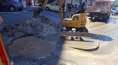 Vibo, grossa perdita di acqua in centro: possibili disagi – Video