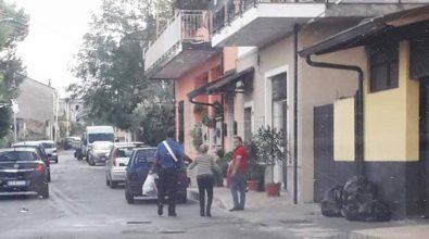 Mileto, il carabiniere gentiluomo che aiuta la vecchietta con la spesa