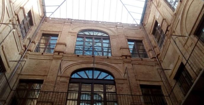 Vibo, Palazzo Gagliardi pronto a ospitare la presentazione del volume “Artisti e poeti del III Millennio”